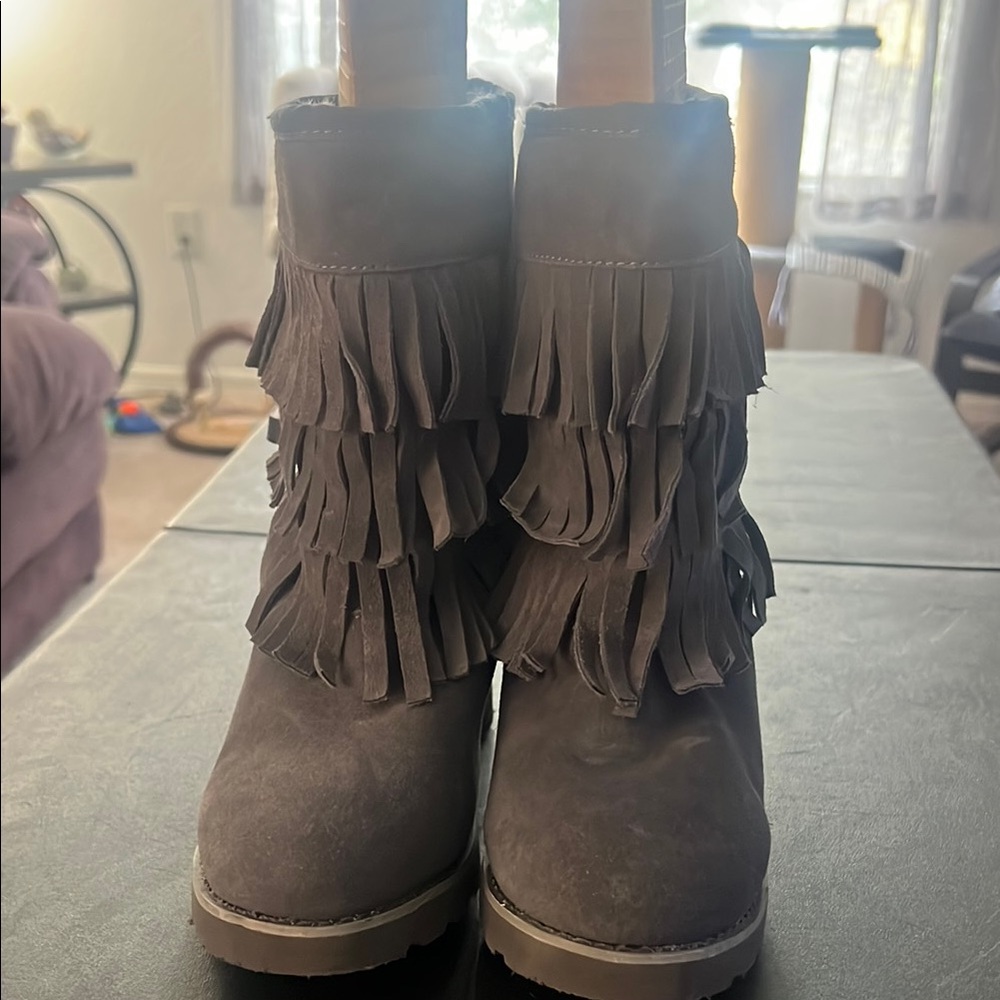 Lugz Gray Ankle Boots with Stylish fringe Design, Sherpa lined New